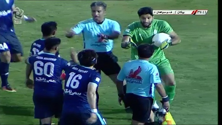 گل اول سپاهان به پیکان (گل به خودی دروازه بان)