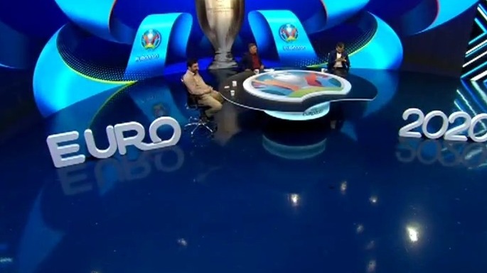 ناهماهنگی در پخش انگلیس - دانمارک باعث شد تا تصاویر داخل استودیو را نشان دهند و مهدی هاشمی تهیه کننده برنامه در حال تماشای بازی روی صندلی روی آنتن برود