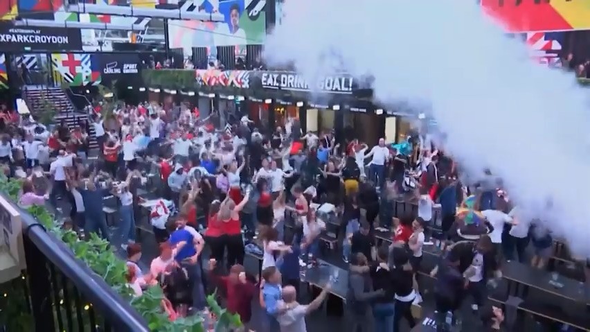 خوشحالی طرفداران انگلیس بعد از دو گل این تیم مقابل دانمارک