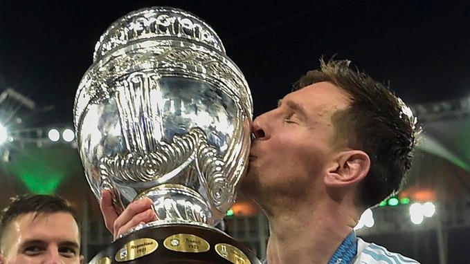 لحظه بالا بردن جام قهرمانی کوپا آمریکا 2021 توسط لیونل مسی کاپیتان تیم ملی آرژانتین