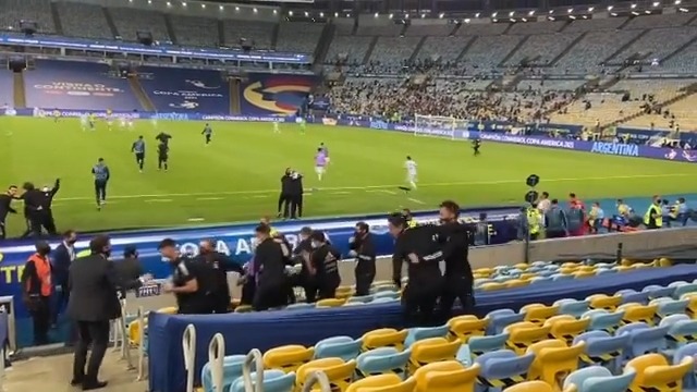 شادی بازیکنان و نیمکت نشینان آرژانتین پس از سوت پایان فینال کوپا آمریکا 2021 از زاویه جایگاه تماشاگران