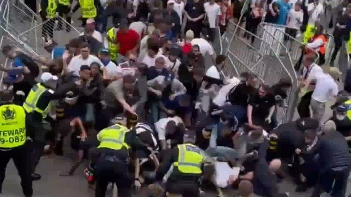 حمله ور شدن هواداران انگلیس به گیت ورودی ومبلی برای ورود به ورزشگاه و تماشای فینال یورو 2020