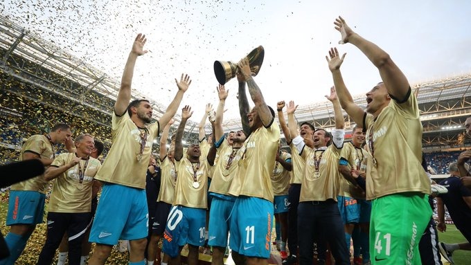 اهدای جام قهرمانی سوپرکاپ روسیه به بازیکنان زنیت