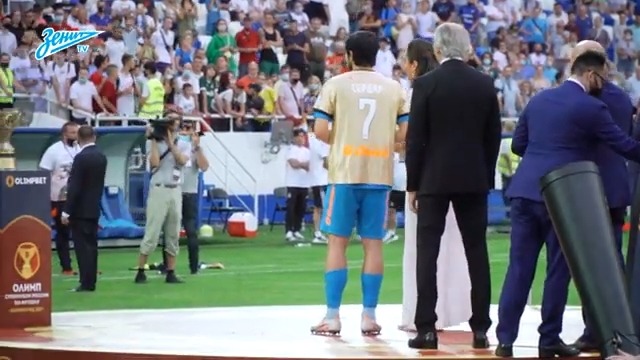 اهدای جایزه بهترین بازیکن سوپرکاپ روسیه به سردار آزمون