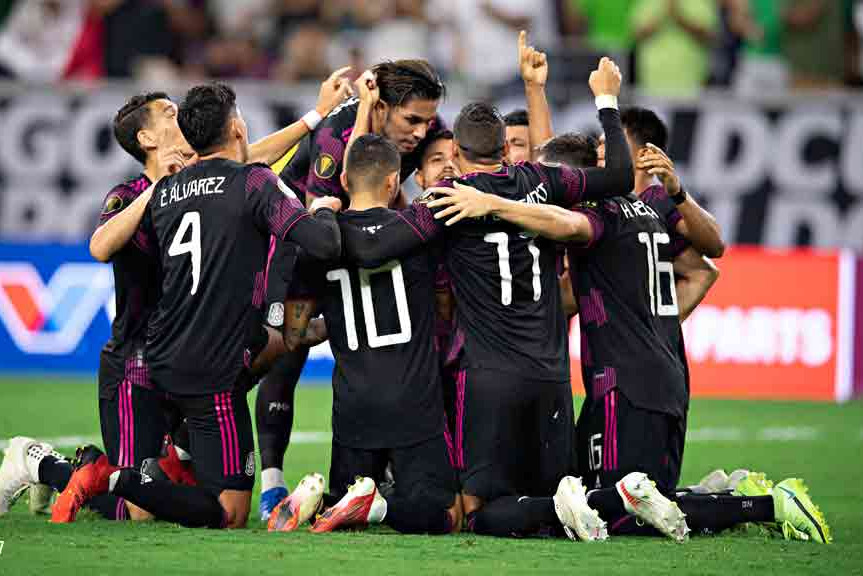 عکس؛ خوشحالی احساسی و تماشایی مکزیکی‌ها با اشاره به آسمان