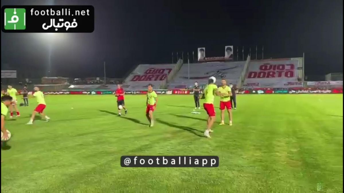 گرم کردن بازیکنان پیکان و پرسپولیس پیش از بازی