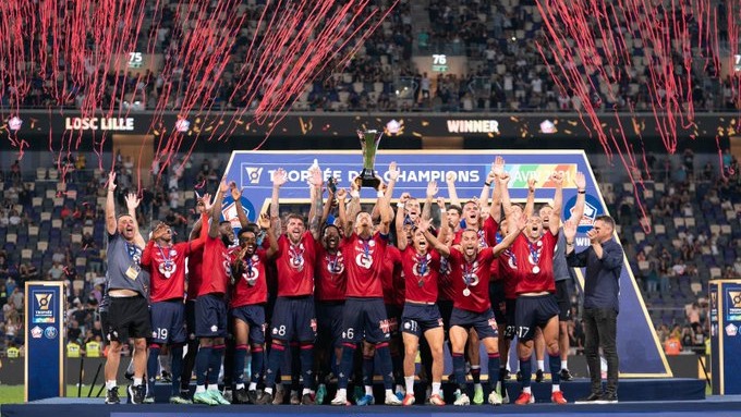 اهدای جام قهرمانی سوپرکاپ فرانسه به بازیکنان لیل