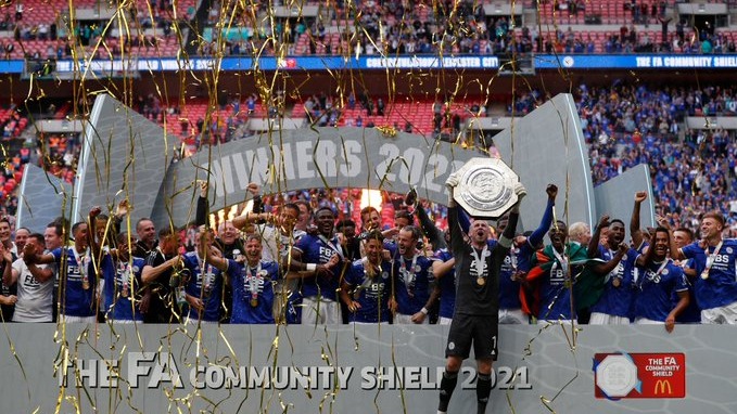 اهدای جام قهرمانی سوپرکاپ انگلیس به بازیکنان لسترسیتی