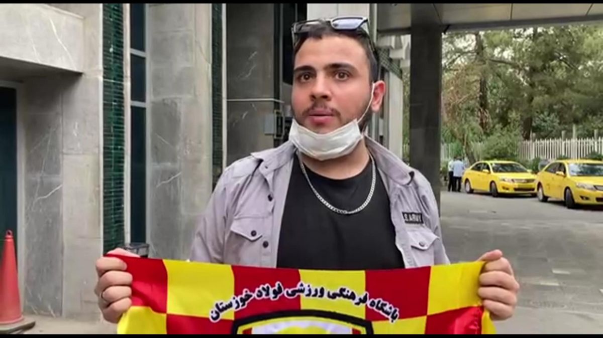 اختصاصی/ گفت و گو با هوادار فولاد در نزدیکی هتل محل اقامت تیم در اصفهان