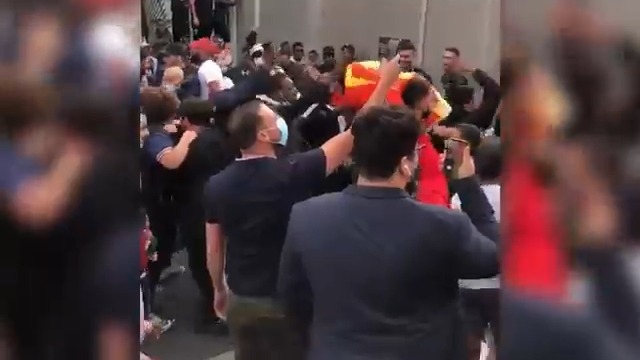 هرج و مرج در فرودگاه پاریس و انتظار هواداران پی اس جی برای ورود مسی