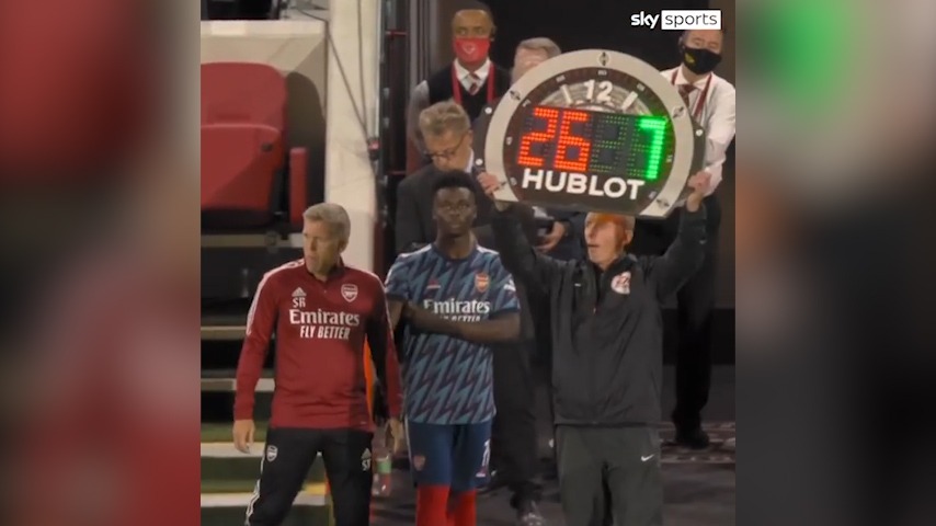 تشویق ساکا توسط هواداران در دیدار شب گذشته برنتفورد - آرسنال