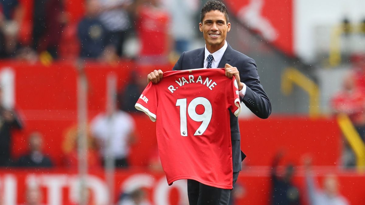 مراسم معارفه رافائل واران خرید جدید منچستریونایتد پیش از تقابل با لیدزیونایتد