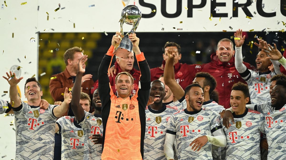 اهدای جام قهرمانی سوپرکاپ آلمان به بازیکنان بایرن مونیخ