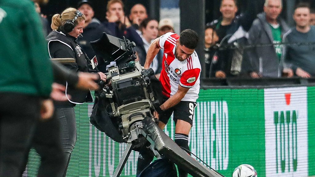 کمک علیرضا جهانبخش به فیلمبردار کنار زمین پس از برخورد با بازیکن الفسبورگ