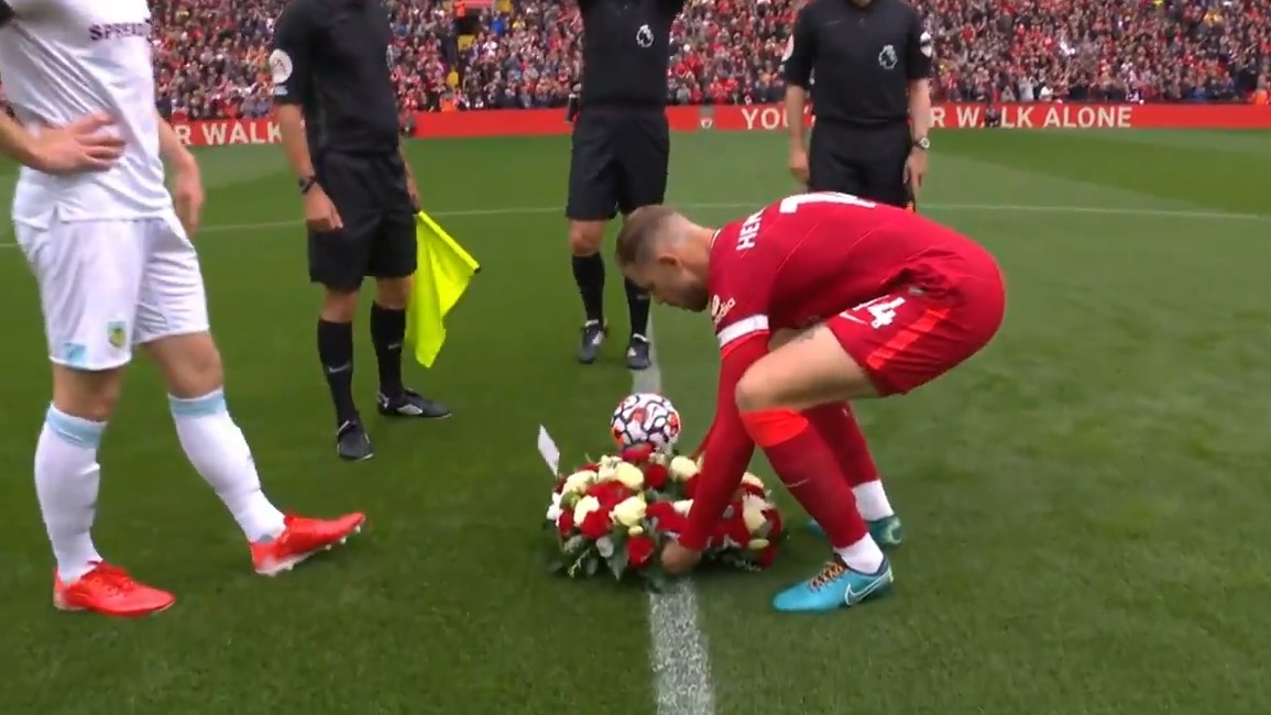 احترام و تشویق هوادار لیورپول که 32 سال پیش در قاجعه هیلزبورو آسیب مغزی دیده بود و امسال درگذشت