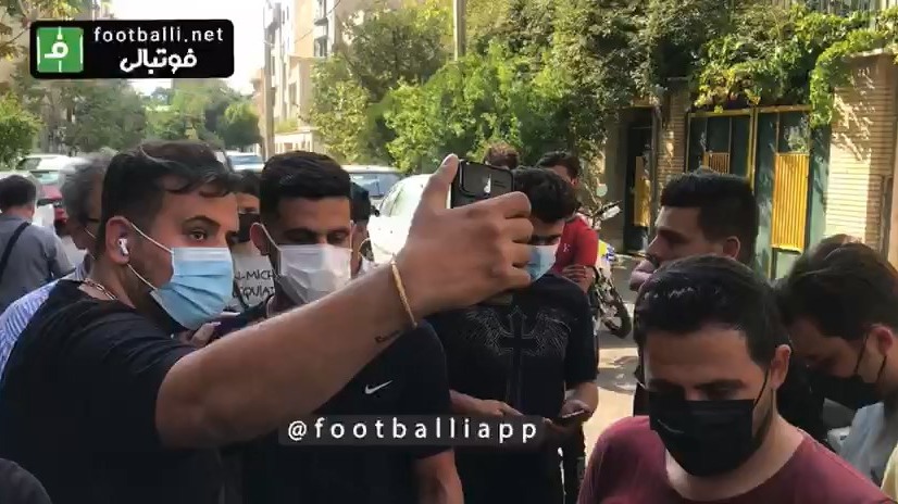 اختصاصی/ عکس یادگاری هواداران پرسپولیس با علی نعمتی و بی توجهی به پروتکلهای بهداشتی
