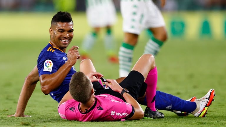 تکل خشن کاسمیرو روی پای داور بازی رئال و بتیس