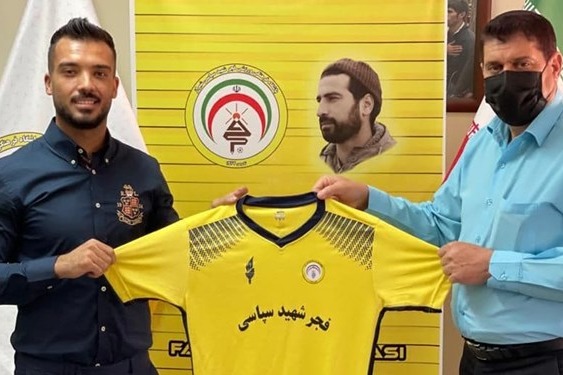 آرش ملک قراردادش را با فجرسپاسی تمدید کرد