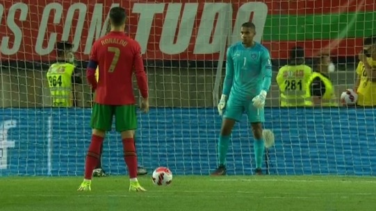 مهار پنالتی رونالدو توسط دروازه بان جمهوری ایرلند / رونالدو از رکورد دایی عبورد نکرد