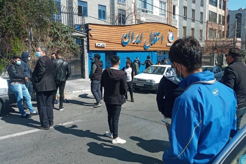 تنش مقابل ساختمان باشگاه استقلال/ هواداران معترض خواهان دیدار با مددی شدند