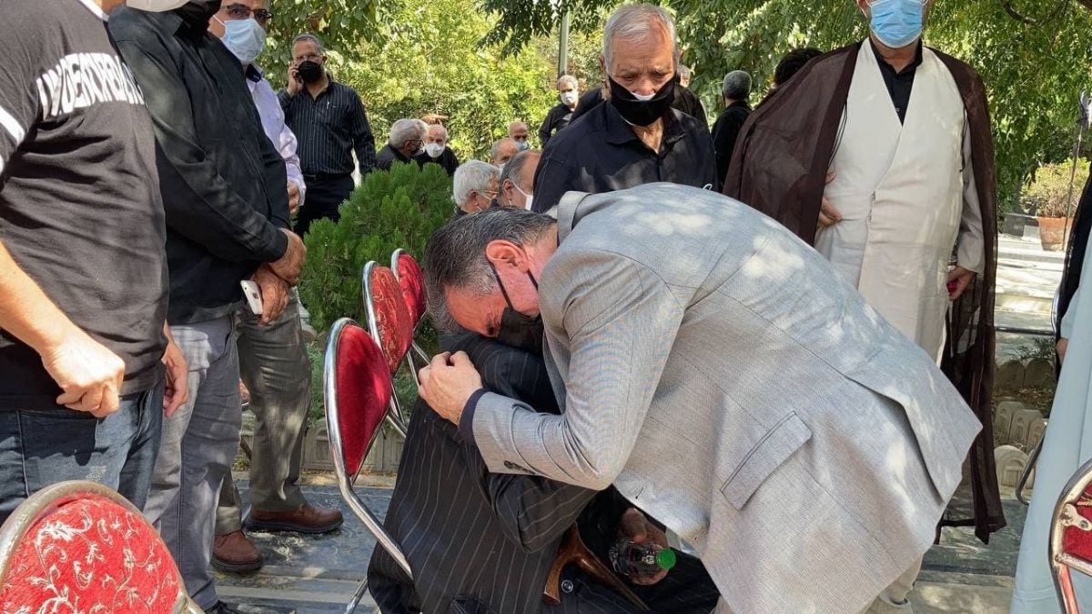 اختصاصی/ اشک‌های محمدحسن انصاری‌فرد در مراسم تشییع پیکر و تدفین برادرش عباس انصاری‌فرد