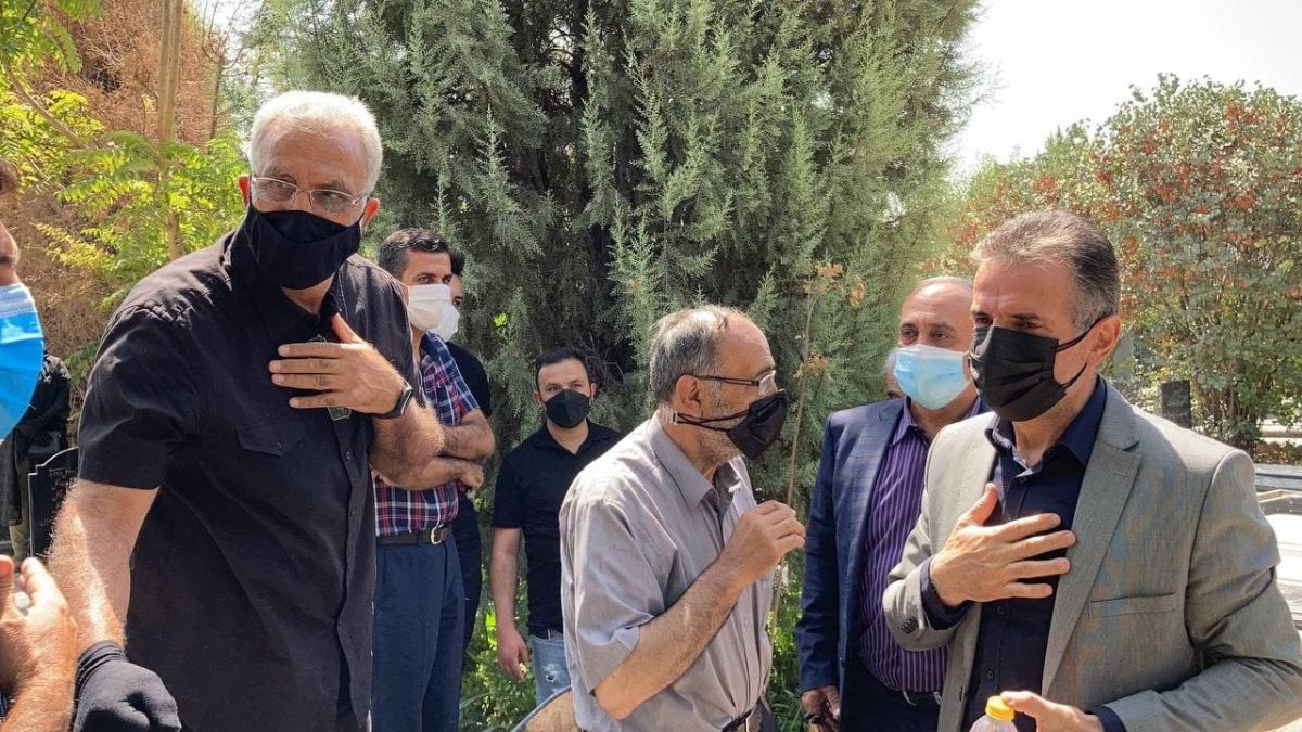 اختصاصی/ تسلیت حمیدرضا گرشاسبی و حسین فرکی به محمدحسن انصاری‌فرد در مراسم تشییع پیکر و تدفین عباس انصاری‌فرد