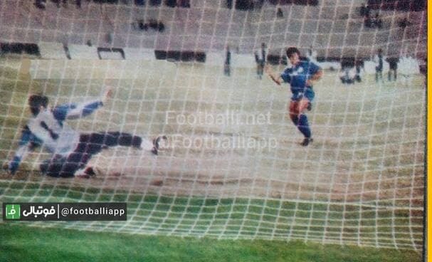 نوستالژی/ اول دی ۱۳۷۰ فینال جام باشگاههای آسیا؛ استقلال ۱ الهلال ۱ در ضربات پنالتی الهلال ۳-۲ به برتری رسید و مانع دبل قهرمانی استقلال در آسیا شد. زننده تک گل استقلال در فینال هم امیر هاشمی مقدم بود/ تصویر پنالتی از دست رفته صمد مرفاوی