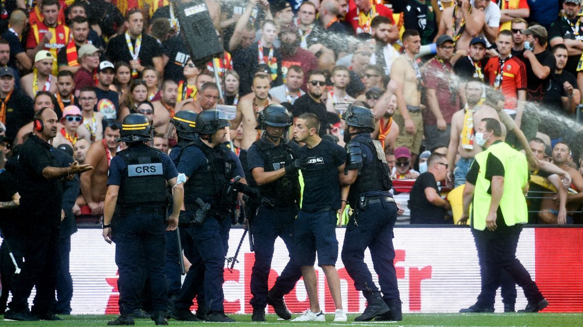 دعوا و درگیری شدید بین هواداران لیل و‌ لنس در لیگ فرانسه