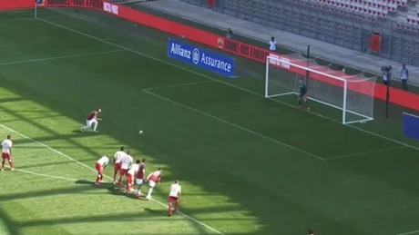 بازیکن نیس و پاره کردن پیراهنش پس از هدر دادن پنالتی