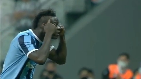 انتقام بالوتلی از مربی بشیکتاش پس از گلزنی / کسی که وی را بی مغز خوانده بود