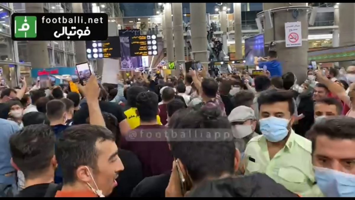 اختصاصی/ مردم از گیت های نگهبانی عبور کردند و وارد سالن شدند! - رعایت پروتکل های بهداشتی زیر صفر!