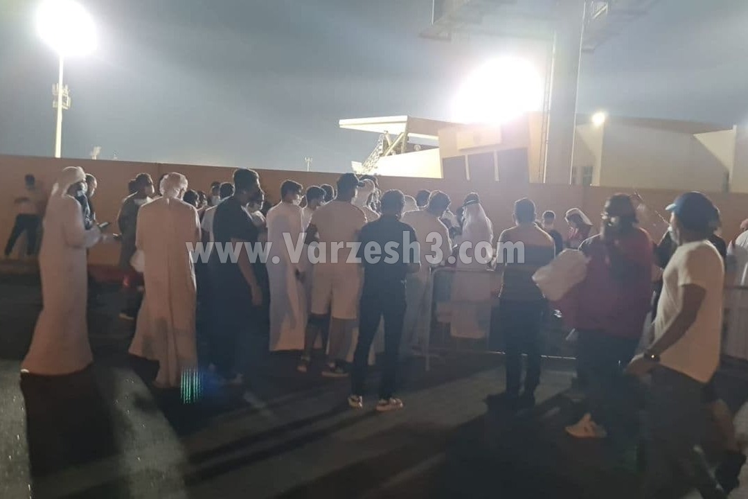 ایرانیها در امارات پشت در ورزشگاه ماندند! (عکس)