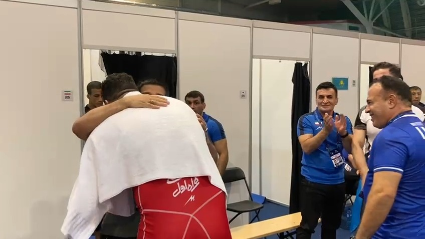 شادی اعضاي تيم کشتی فرنگی ايران پس از راهيابی علی اكبر يوسفی به ديدار فينال سنگين وزن