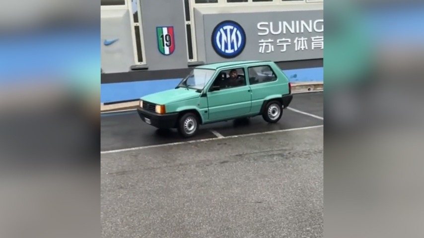 حضور آرتورو ویدال در مجموعه تمرینی اینتر با فیات پاندا