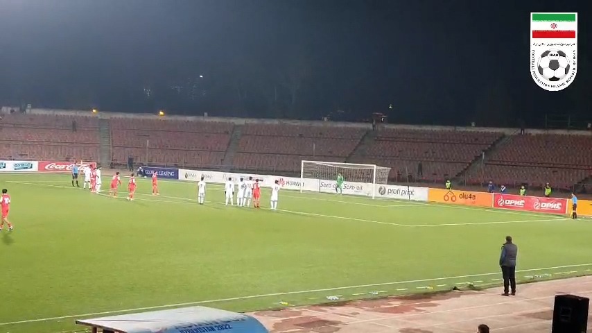 گل دوم امید تاجیکستان به امید ایران از روی نقطه پنالتی از زاویه جایگاه تماشاگران