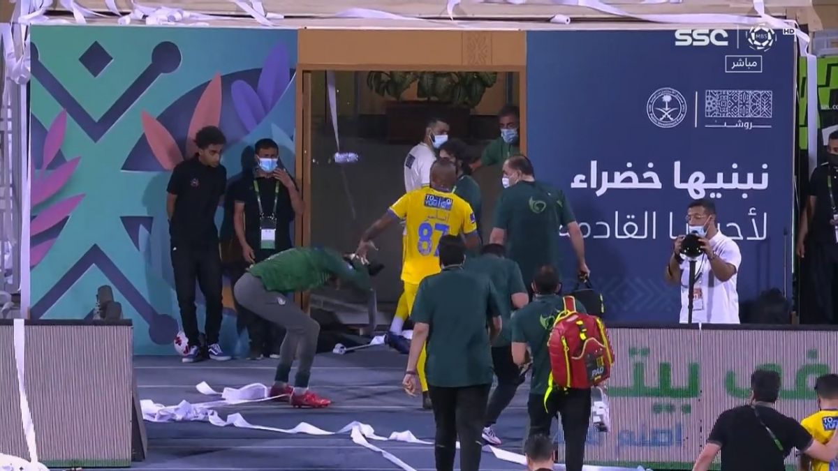 خشونت در فوتبال عربستان/ ضربه شدید به سر یک بازیکن با بطری آب