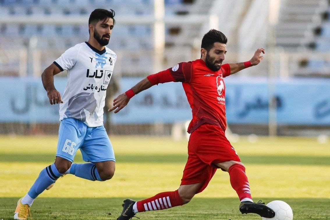 همه به تعطیلات رفتند،جز پیکان و ذوبآهن!