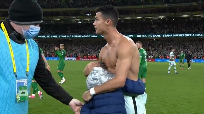 رونالدو و اهدای پیراهن به هوادار نوجوان ایرلند و تشویق ایرلندی ها