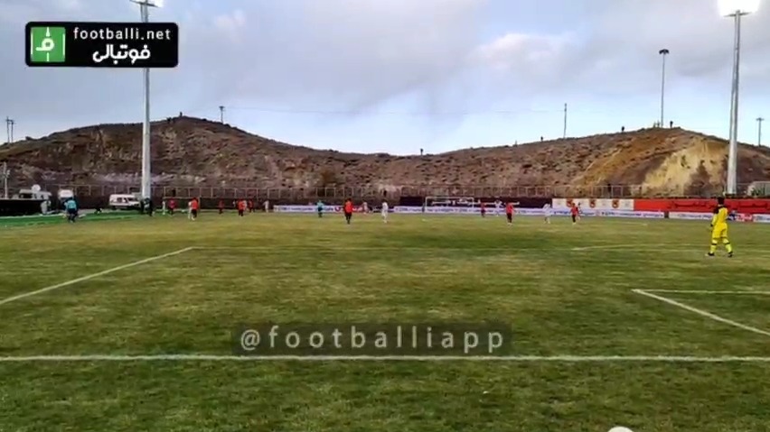 اختصاصی/ هواداران پر تعداد پرسپولیس از اطراف ورزشگاه همچنان با وجود سرمای شدید هوا به تشویق تیم خود ادامه می‌دهند