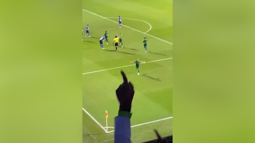 گل مهدی قایدی در دیدار الاهلی و النصر امارات از زاویه جایگاه تماشاگران