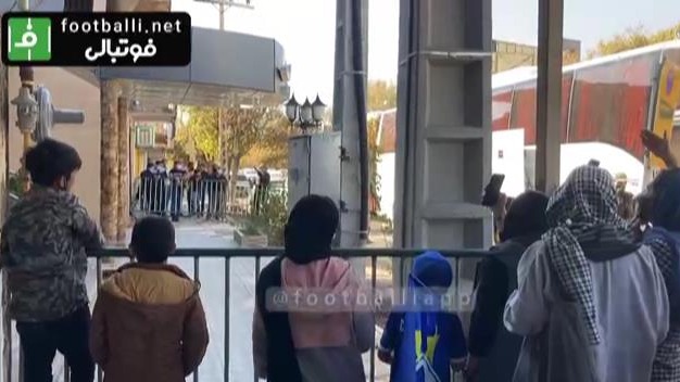 اختصاصی/ حضور هواداران استقلال مقابل هتل محل اقامت تیم در سیرجان