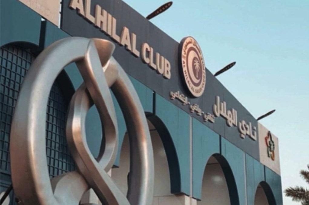 نصب مجسمه لیگ قهرمانان مقابل ساختمان الهلال