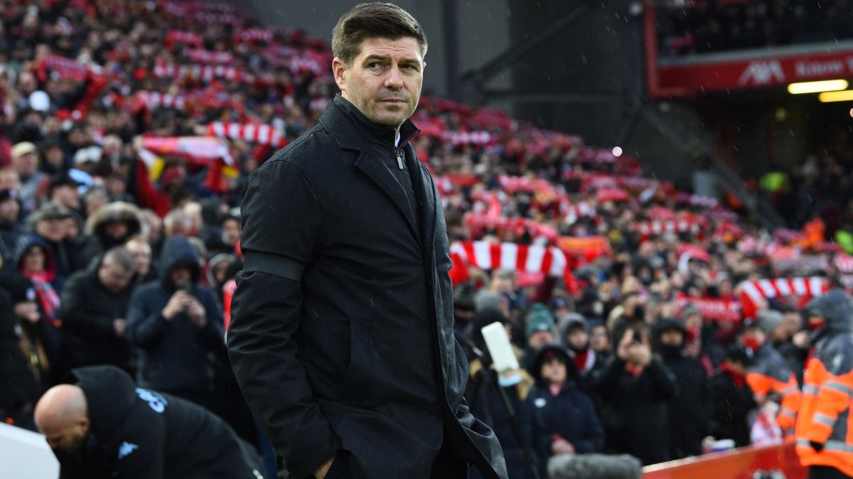 تشویق استیون جرارد توسط هواداران لیورپول پیش از دیدار مقابل استون ویلا