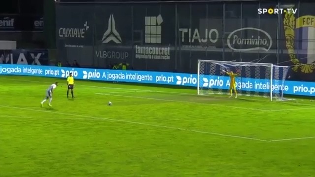 مهار دو پنالتی توسط پیام نیازمند در ضربات پنالتی بازی پورتیموننزه و فامالیسائو