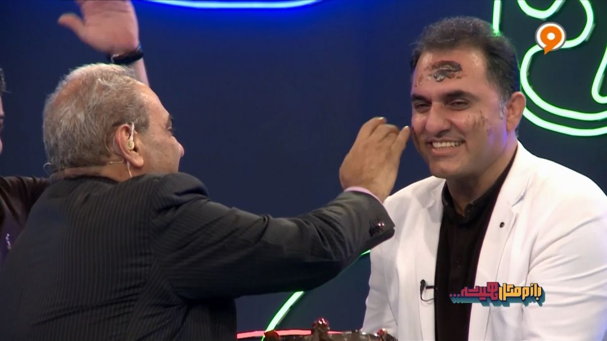 جواد خیابانی و کیک مالیدن به صورت کوروش باقری به مناسبت تولد این پیشکسوت وزنه برداری