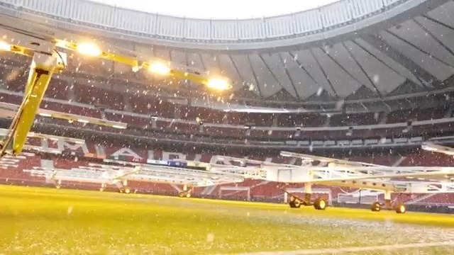 ورزشگاه اتلتیکو مادرید با امکانات پیشرفته پس از برف سنگین آماده دیدار با سویا است