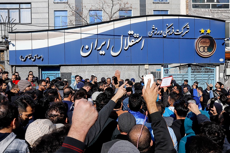 تجمع تعدادی از استقلالی‌ها مقابل ساختمان باشگاه/ هواداران خواهان استعفای مددی شدند