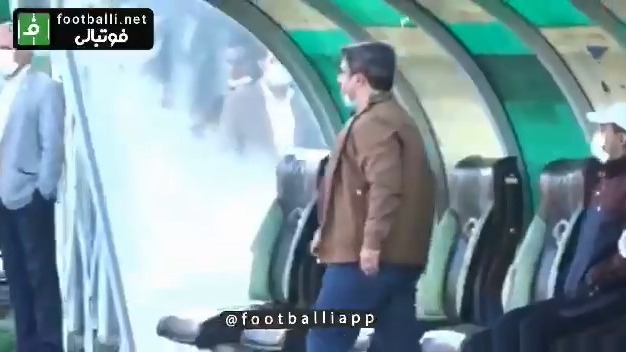 باشگاه صنعت نفت با انتشار این ویدیو از بازی دیروز مدعی شده مدیر رسانهای ذوب آهن حق برداشتن دوربینها از پشت دروازه را نداشته است