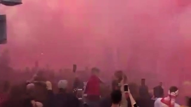 استقبال پرشور هواداران از اتوبوس بازیکنان لیورپول