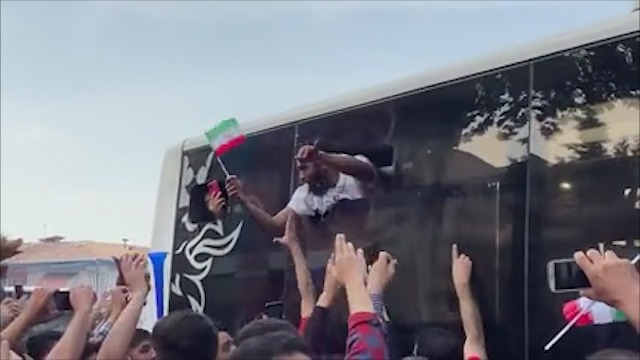 خوشحالی پری پتی ستاره آمریکایی تیم بسکتبال شهرداری گرگان با پرچم ایران